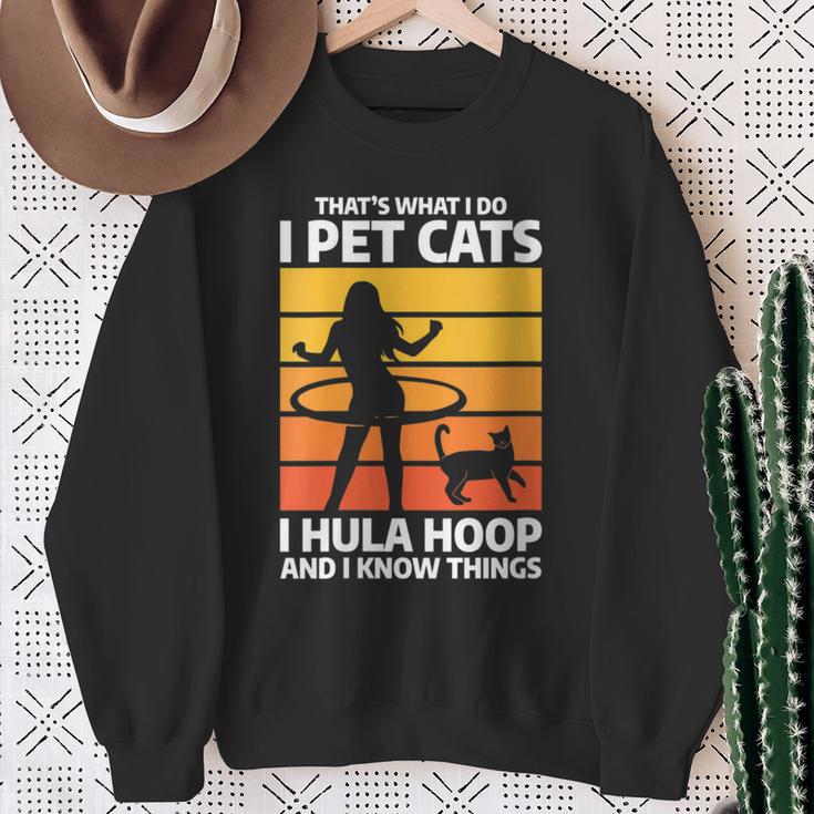 Damen Das Ist Was Ich Mache Ich Streichle Katzen I Hula Hoop Und Ich Weiß Dinge Mit-Ausschnitt Sweatshirt Geschenke für alte Frauen