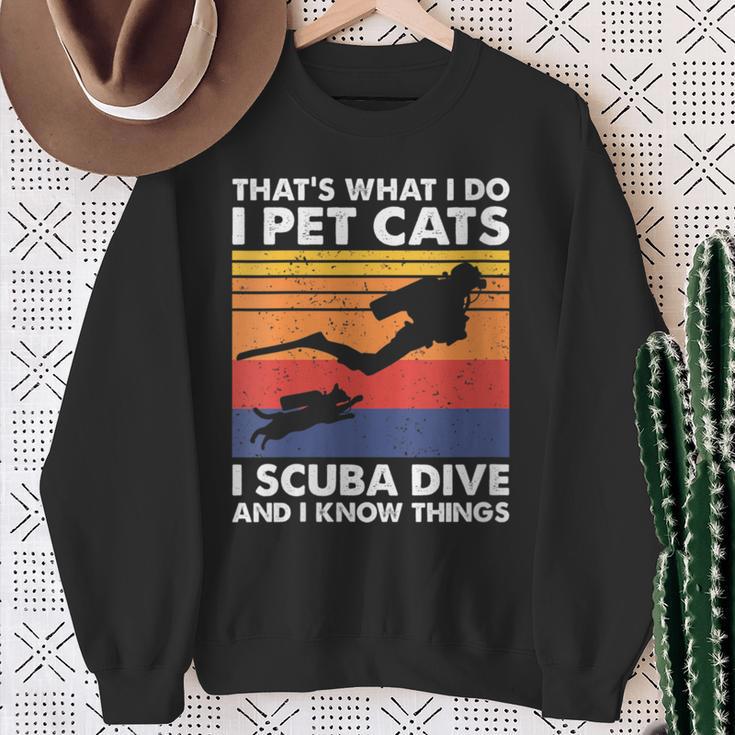 Damen Das Ist Was Ich Mache Ich Streichle Katzen I Scuba Dive & Ich Weiß Dinge Mit-Ausschnitt Sweatshirt Geschenke für alte Frauen