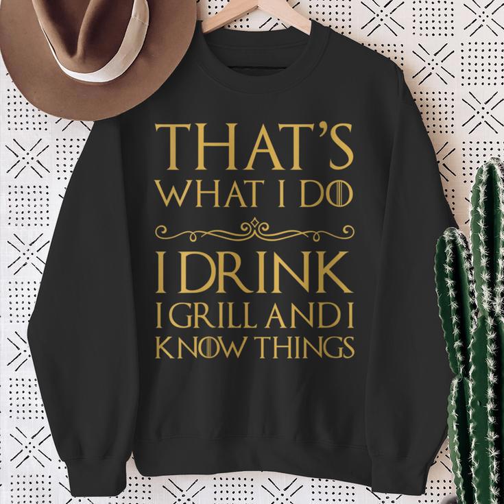 Damen Das Ist Was Ich Trinke Ich Grille Und Ich Weiß Dinge Mit-Ausschnitt Sweatshirt Geschenke für alte Frauen