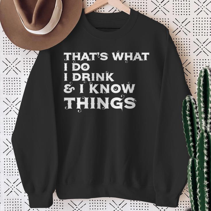 Damen Das Ist Was Ich Trinke Und Ich Weiß Dinge Weißer Text Mit-Ausschnitt Sweatshirt Geschenke für alte Frauen