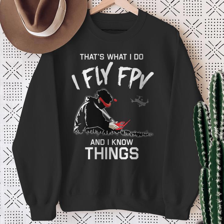 Damen Das Ist Was Ich Tue Ich Fliege Fpv Und Ich Weiß Dinge Mit-Ausschnitt Sweatshirt Geschenke für alte Frauen