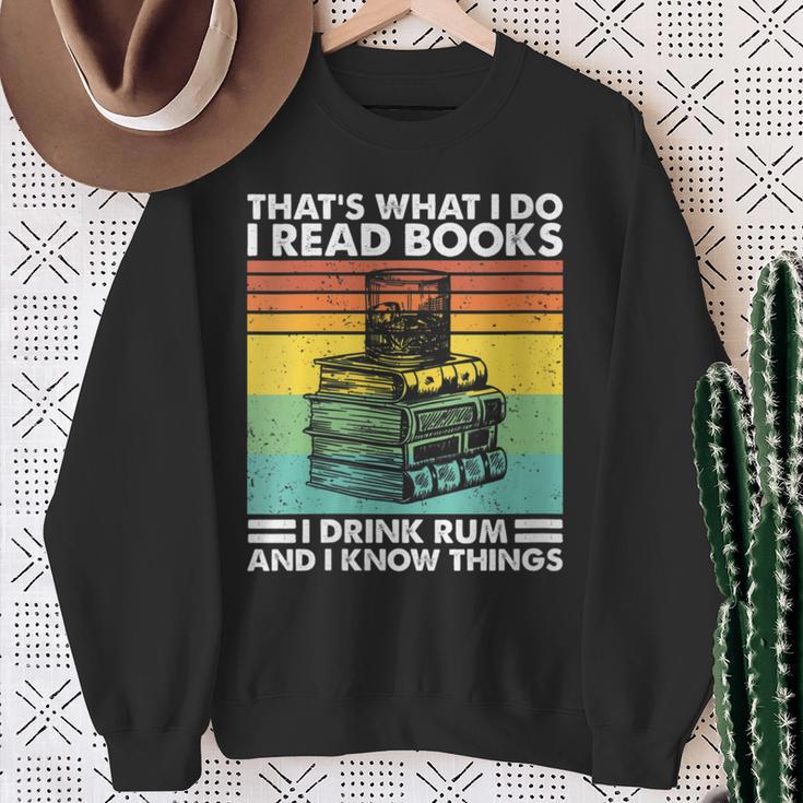 Damen Das Ist Was Ich Tue Ich Lese Buch Ich Trinke Rum & Ich Weiß Dinge Mit-Ausschnitt Sweatshirt Geschenke für alte Frauen