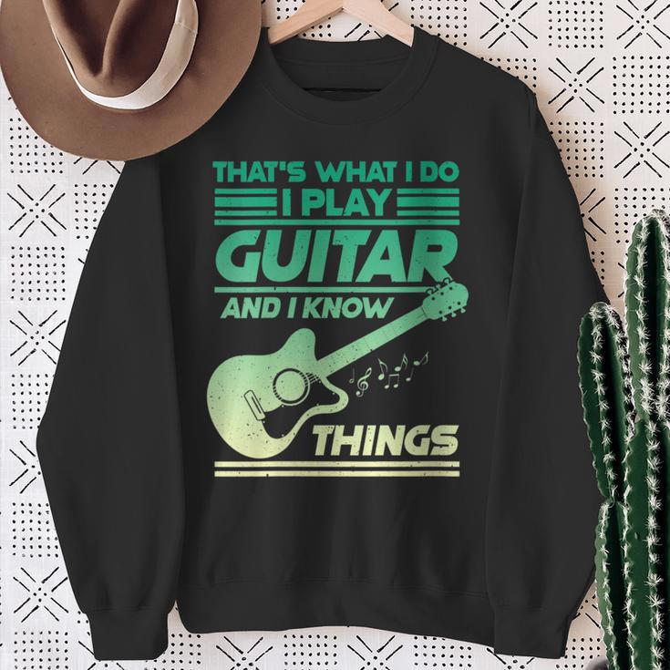 Damen Das Ist Was Ich Tue Ich Spiele Gitarre Und Ich Weiß Dinge Mit-Ausschnitt Sweatshirt Geschenke für alte Frauen