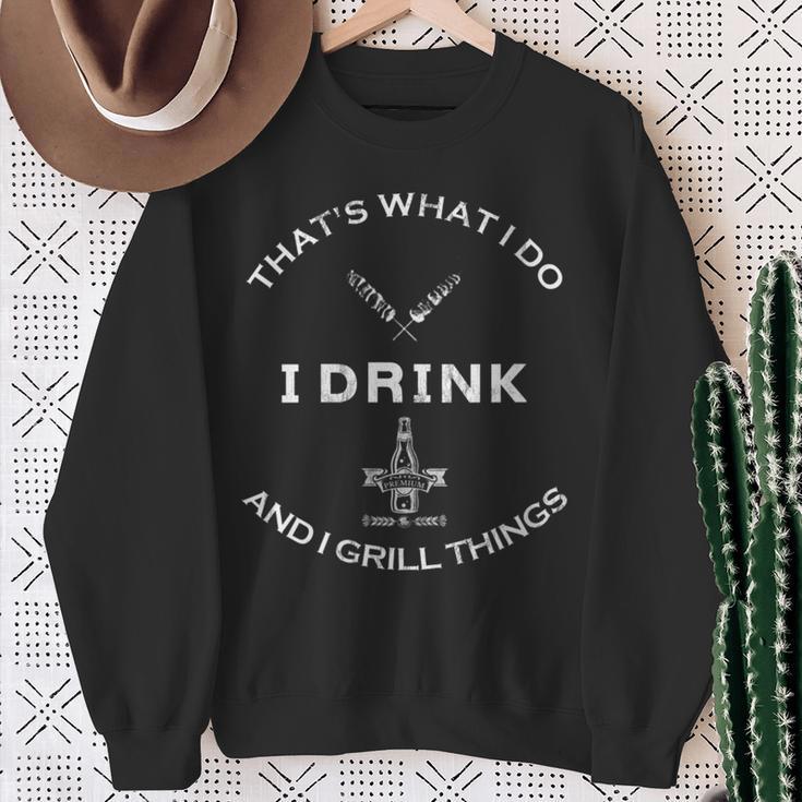 Damen Das Ist Was Ich Tue Ich Trinke Und Ich Grille Dinge Mit-Ausschnitt Sweatshirt Geschenke für alte Frauen