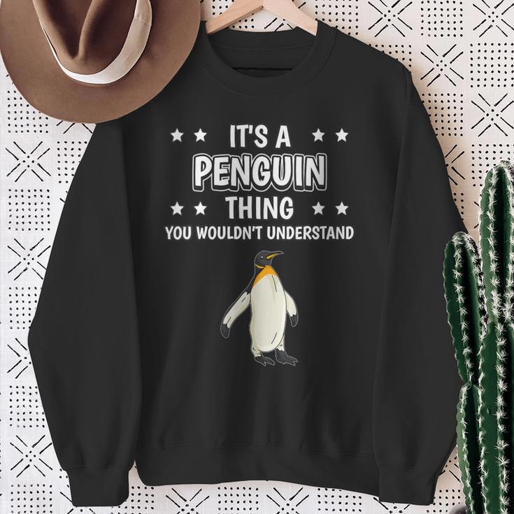 Damen Ist So Ein Pinguin Ding Lustiger Spruch Pinguine Mit-Ausschnitt Sweatshirt Geschenke für alte Frauen