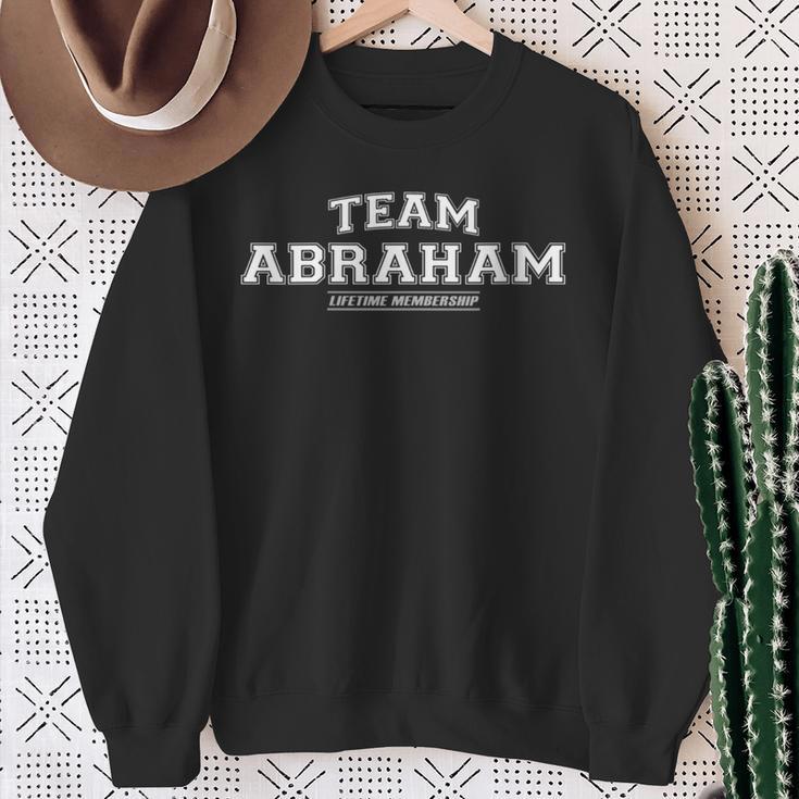 Damen Team Abraham Stolzer Familiennachname Nachname Geschenk Mit-Ausschnitt Sweatshirt Geschenke für alte Frauen