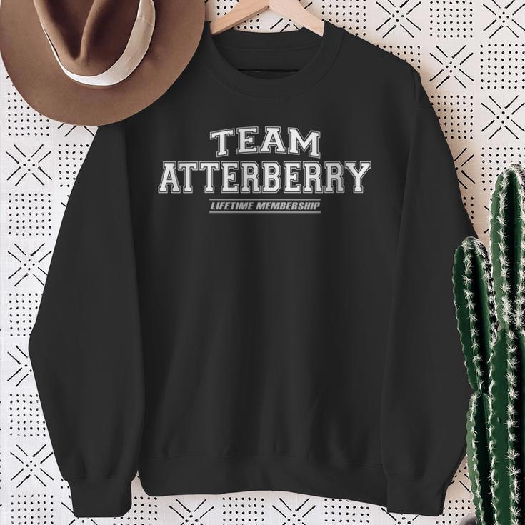 Damen Team Atterberry Stolzer Familiennachname Nachname Geschenk Mit-Ausschnitt Sweatshirt Geschenke für alte Frauen