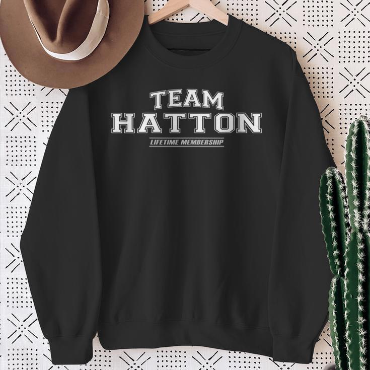 Damen Team Hatton Stolzer Familiennachname Nachname Geschenk Mit-Ausschnitt Sweatshirt Geschenke für alte Frauen