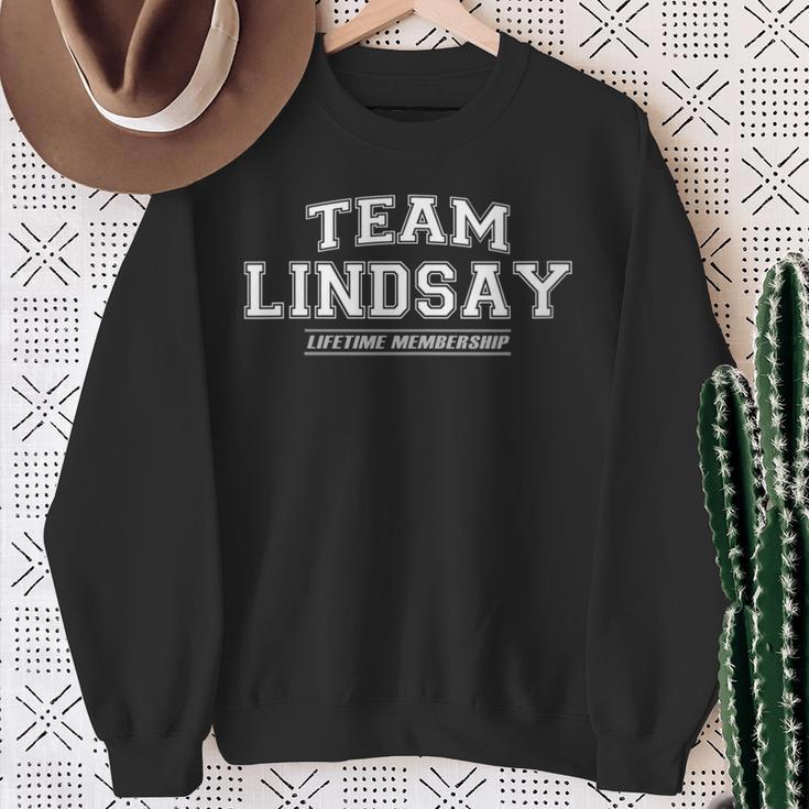 Damen Team Lindsay Stolzer Familiennachname Nachname Geschenk Mit-Ausschnitt Sweatshirt Geschenke für alte Frauen