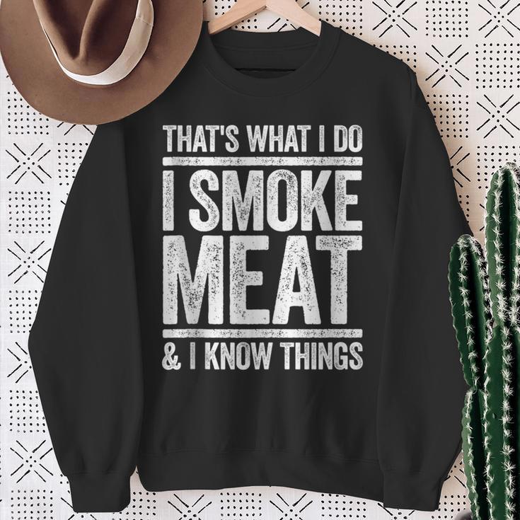 Das Ist Was Ich Mache Ich Rauche Fleisch Und Ich Weiß Dinge Bbq Sweatshirt Geschenke für alte Frauen