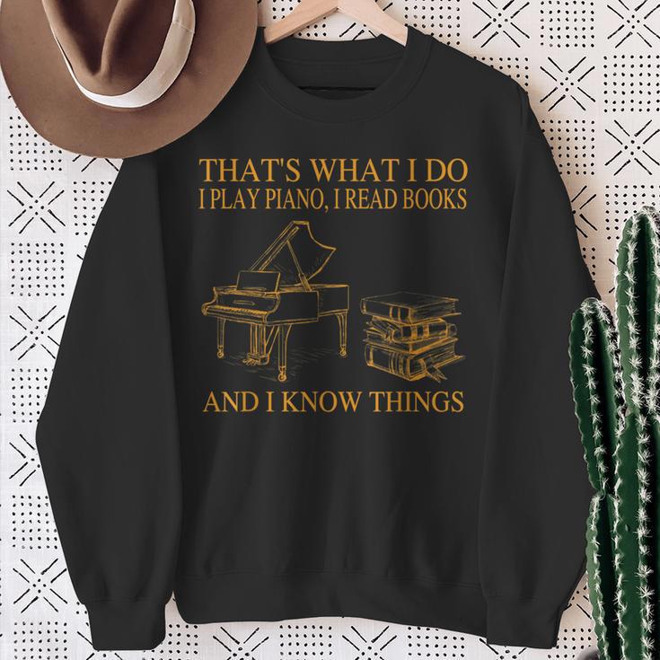 Das Ist Was Ich Mache Ich Spiele Piano Ich Lese Bücher Ich Weiß Dinge Sweatshirt Geschenke für alte Frauen