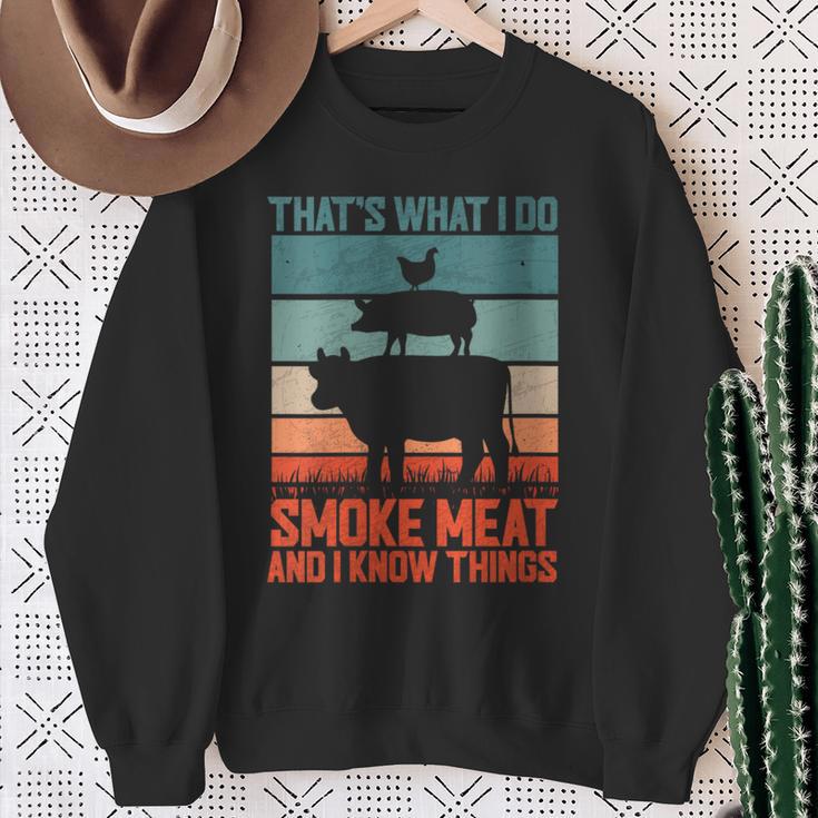 Das Ist Was Ich Tue Ich Rauche Fleisch Und Ich Weiß Dinge Mit-Ausschnitt Sweatshirt Geschenke für alte Frauen