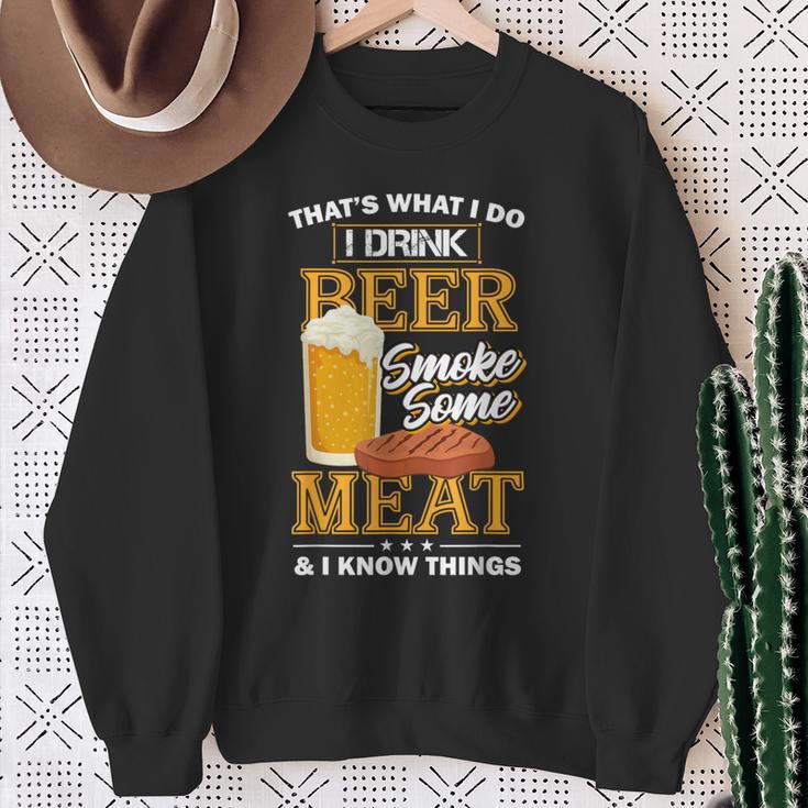 Das Ist Was Ich Tue Ich Trinke Bier Rauch Etwas Fleisch Ich Weiß Dinge Sweatshirt Geschenke für alte Frauen