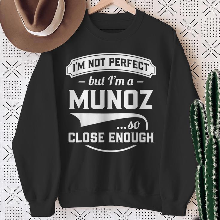 Ich Bin Nicht Perfekt Aber Ich Bin Ein Munoz So Nah Genug Nachname Sweatshirt Geschenke für alte Frauen