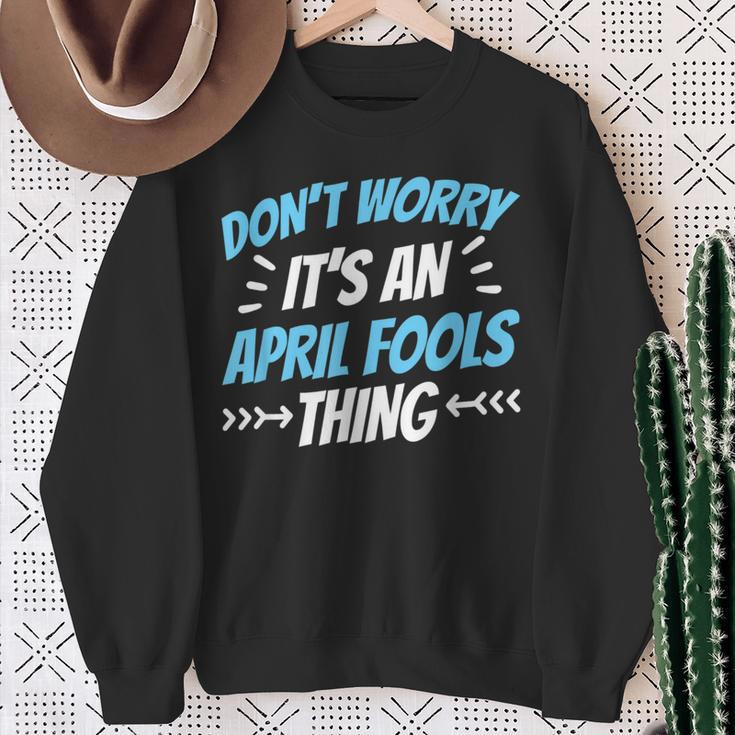 Keine Sorge Das Ist Ein Aprilscherz Ding Witz April Sweatshirt Geschenke für alte Frauen