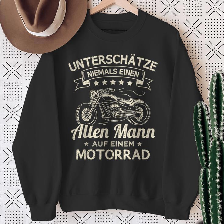 Unterschätze Niemals Einen Old Mann Auf Einem Motorrad Sweatshirt Geschenke für alte Frauen