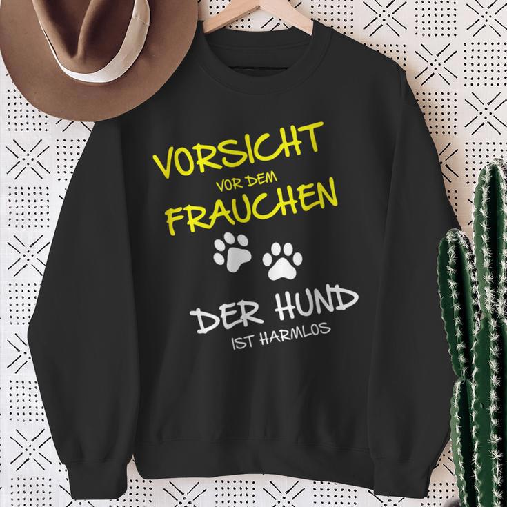 Vorsichtor Dem Frauchen Der Hund Ist Harmlos Careful Before The Sweatshirt Geschenke für alte Frauen