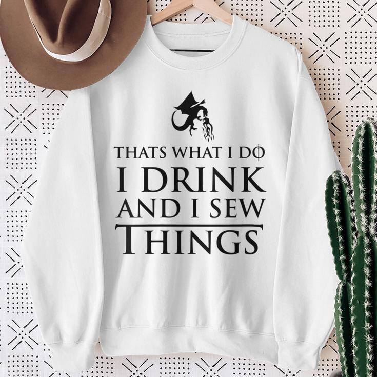 Damen Das Ist Was Ich Tue Ich Trinke Und Ich Sehe Dinge Mit-Ausschnitt Sweatshirt Geschenke für alte Frauen