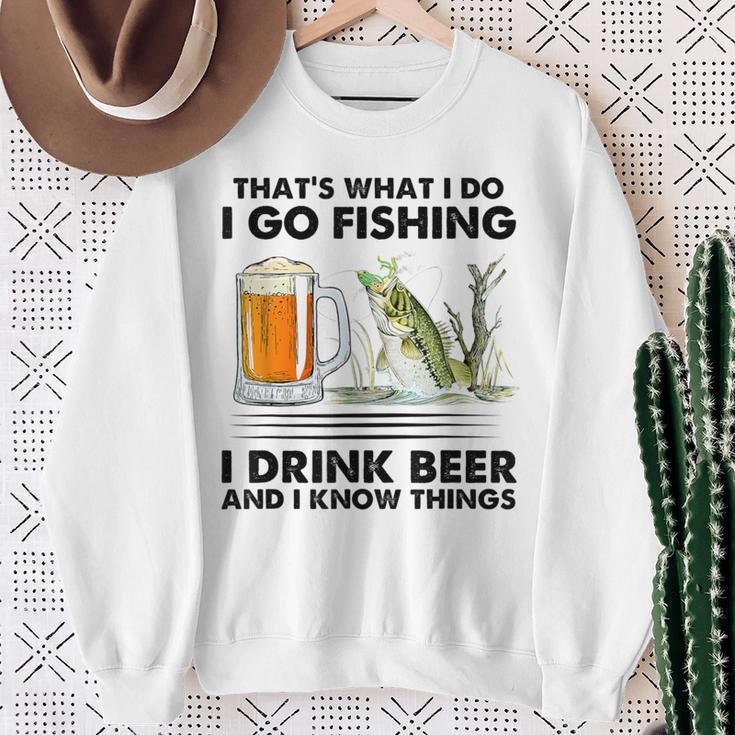 Das Ist Was Ich Mache Ich Gehe Angeln Ich Trinke Bier Und Ich Weiß Dinge Sweatshirt Geschenke für alte Frauen