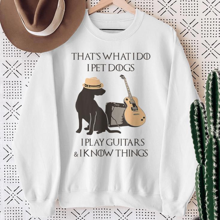 Das Ist Das Was Ich Mache Ich Hunde Spiele Ich Spiele Gitarren Und Ich Weiß Dinge Sweatshirt Geschenke für alte Frauen