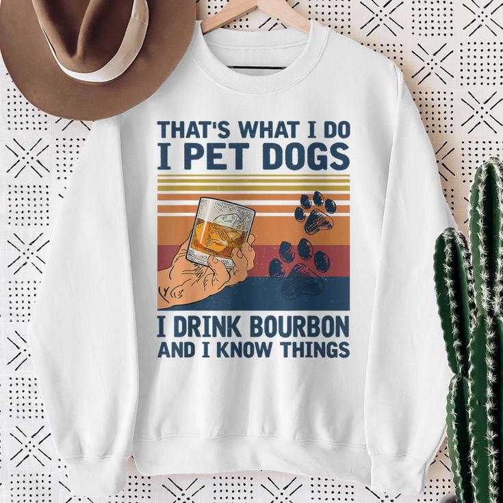 Das Ist Was Ich Mache Ich Pet Dogs Ich Trinke Bourbon Ich Weiß Dinge Sweatshirt Geschenke für alte Frauen