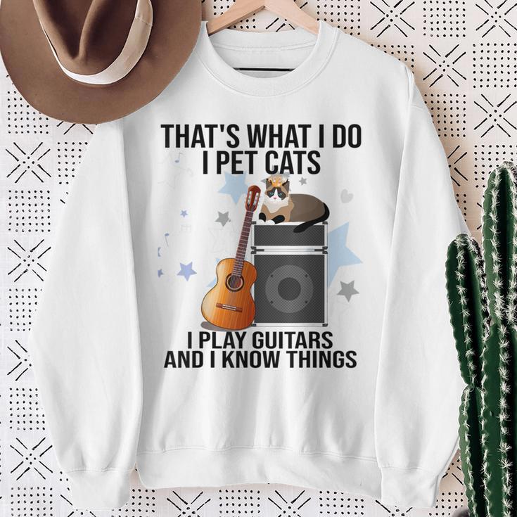 Das Ist Was Ich Mache Ich Streichle Katzen Ich Spiele Gitarre Und Ich Weiß Dinge Sweatshirt Geschenke für alte Frauen