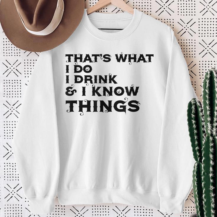 Das Ist Was Ich Tue Ich Trinke Und Ich Weiß Dinge Sweatshirt Geschenke für alte Frauen