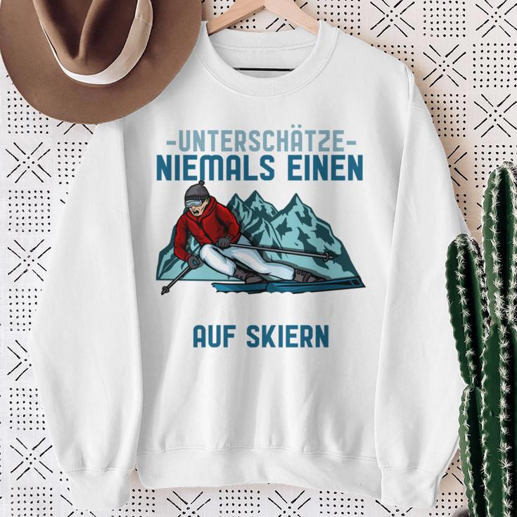 Unterschätze Niemals Einen Alten Mann Auf Skis I Skiing Long-Sleeved Sweatshirt Geschenke für alte Frauen