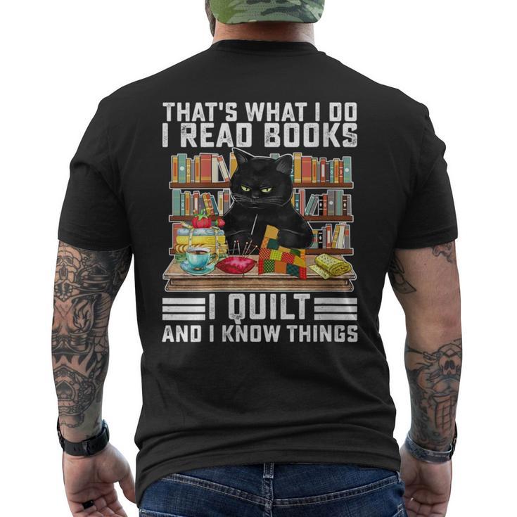 Damen Das Ist Was Ich Mache Ich Lese Bücher Die Ich Quilte Und Ich Weiß Dinge Mit-Ausschnitt T-Shirt mit Rückendruck