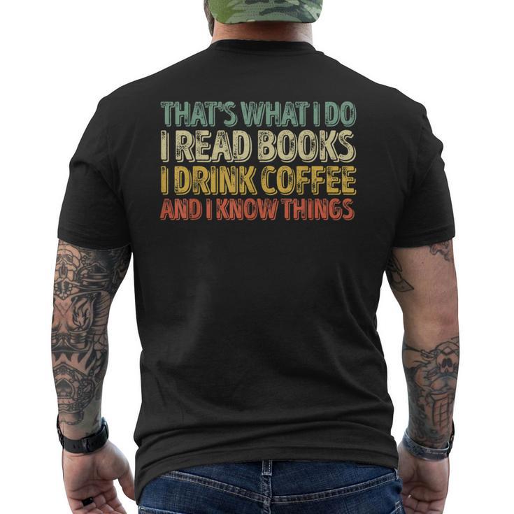 Das Ist Was Ich Mache Ich Lese Büches Ich Trinke Kaffee Ich Weiß Dinge S T-Shirt mit Rückendruck