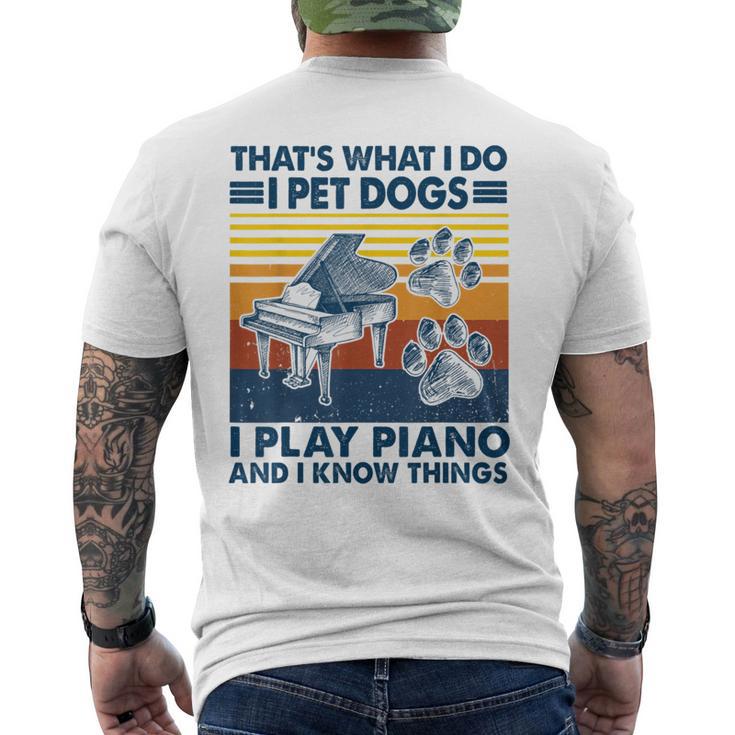 Das Ist Das Was Ich Mache Ich Hunde Hatte Ich Spiele Klavier Und Ich Weiß Dinge T-Shirt mit Rückendruck