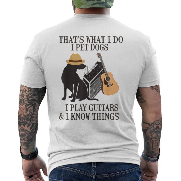 Das Ist Was Ich Mache Ich Pet Dogs Ich Spiel Guitarren Und Ich Weiß Things T-Shirt mit Rückendruck