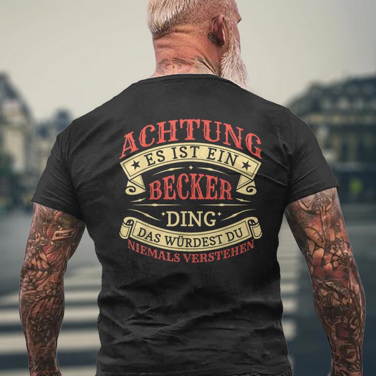 Achtung Es Ist Ein Becker Ding Last Name Plate S T-Shirt mit Rückendruck Geschenke für alte Männer