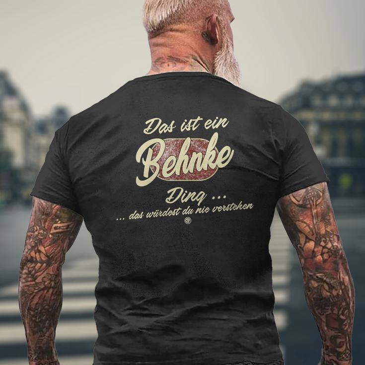 Damen Das Ist Ein Behnke Ding Lustiges Familie Behnke Mit-Ausschnitt T-Shirt mit Rückendruck Geschenke für alte Männer