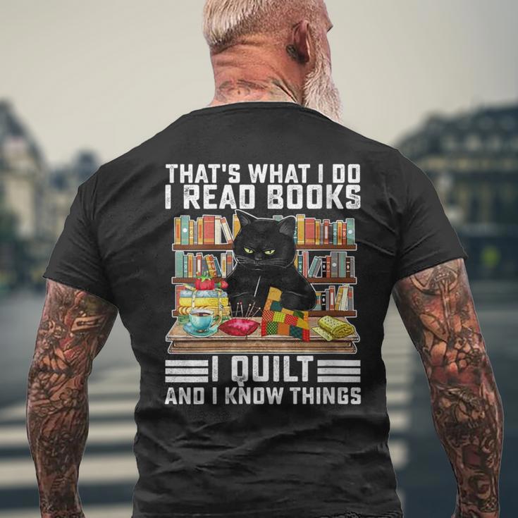 Damen Das Ist Was Ich Mache Ich Lese Bücher Die Ich Quilte Und Ich Weiß Dinge Mit-Ausschnitt T-Shirt mit Rückendruck Geschenke für alte Männer