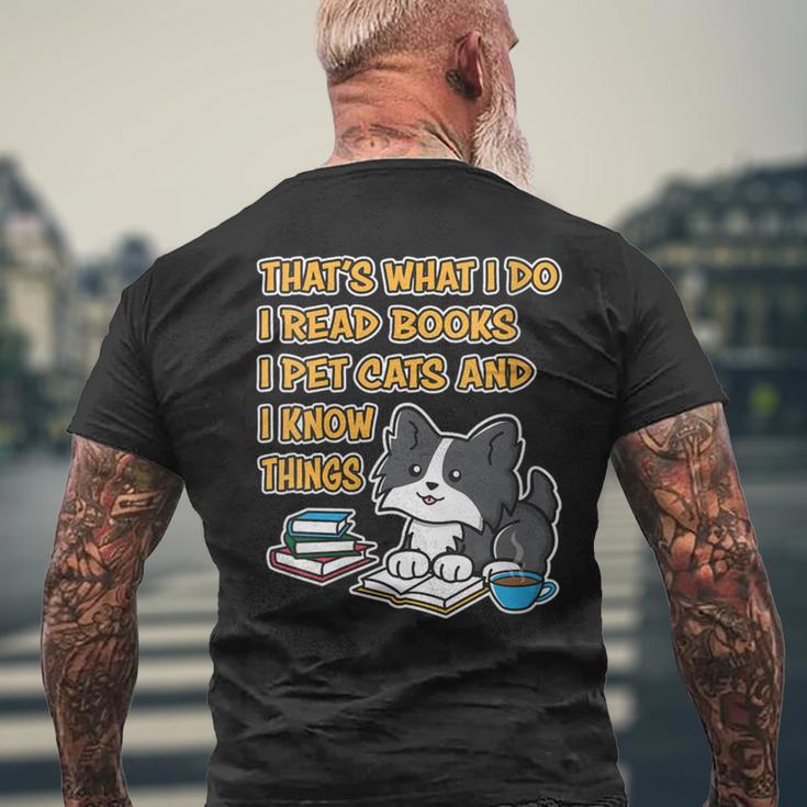 Damen Das Ist Was Ich Mache Ich Lese Bücher Ich Streichle Katzen Und Ich Weiß Dinge Mit-Ausschnitt T-Shirt mit Rückendruck Geschenke für alte Männer