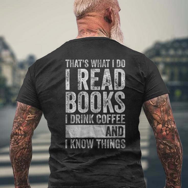 Damen Das Ist Was Ich Mache Ich Lese Bücher Ich Trinke Kaffee Ich Weiß Dinge Mit-Ausschnitt T-Shirt mit Rückendruck Geschenke für alte Männer