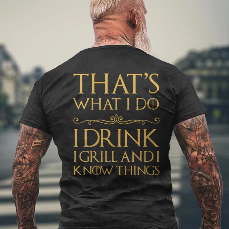 Damen Das Ist Was Ich Trinke Ich Grille Und Ich Weiß Dinge Mit-Ausschnitt T-Shirt mit Rückendruck Geschenke für alte Männer