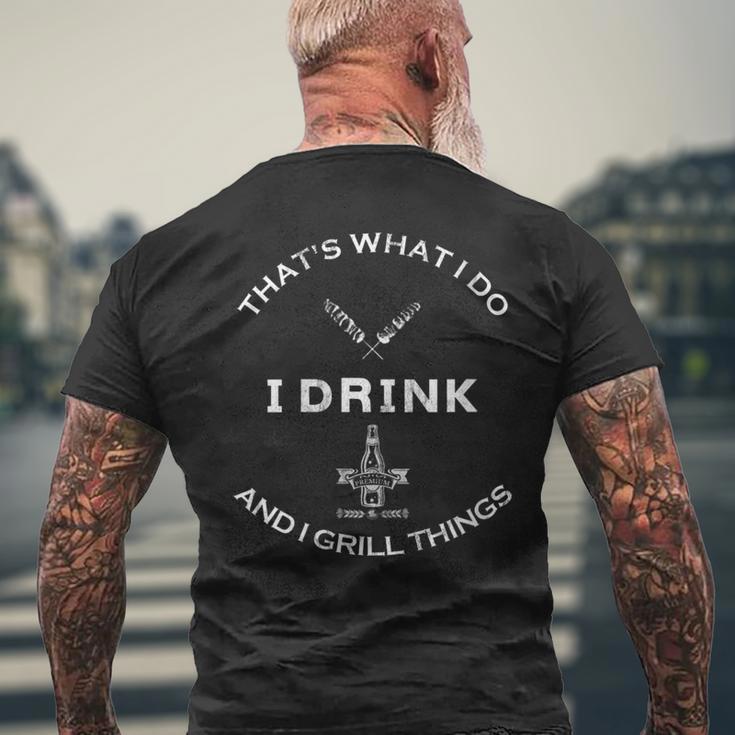 Damen Das Ist Was Ich Tue Ich Trinke Und Ich Grille Dinge Mit-Ausschnitt T-Shirt mit Rückendruck Geschenke für alte Männer