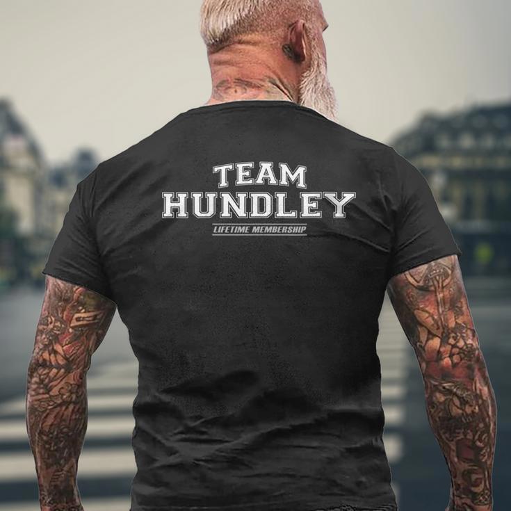 Damen Team Hundley Stolzer Familienname Nachname Geschenk Mit-Ausschnitt T-Shirt mit Rückendruck Geschenke für alte Männer