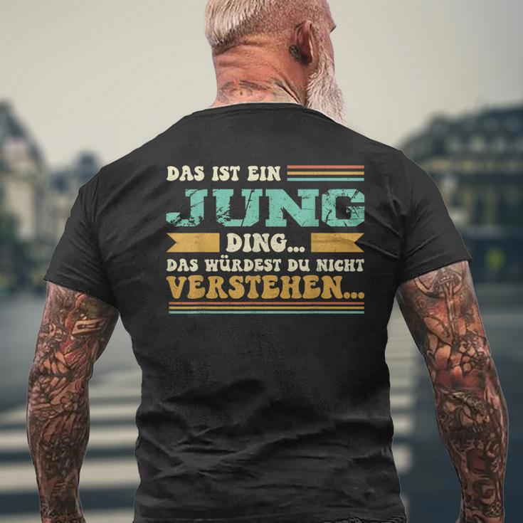 Das Ist Ein Jung Ding Das Ist Ein Jung Ding T-Shirt mit Rückendruck Geschenke für alte Männer