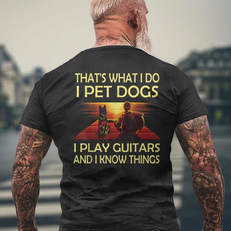 Das Ist Was Ich Mache Ich Pet Dogs Ich Spielen Gitarren Und Ich Weiß Dinge T-Shirt mit Rückendruck Geschenke für alte Männer