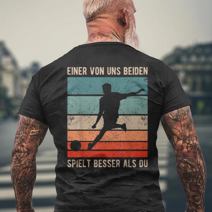 One Of Us Both Plays Better Than Du Retro Footballer S T-Shirt mit Rückendruck Geschenke für alte Männer