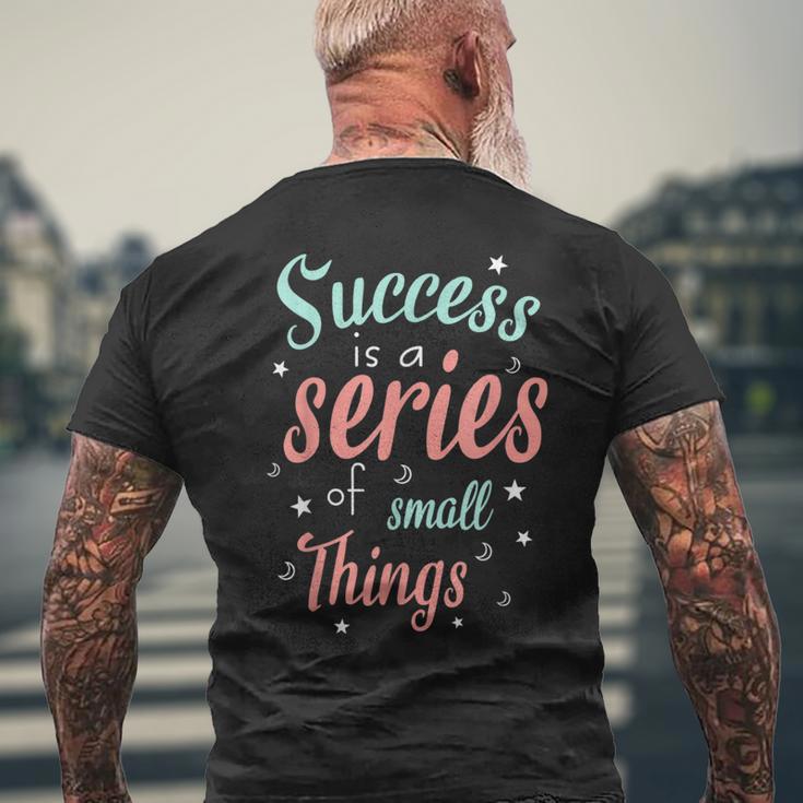 Success Ist Eine Reiheon Kleinen Dingen Motivierende Worte T-Shirt mit Rückendruck Geschenke für alte Männer