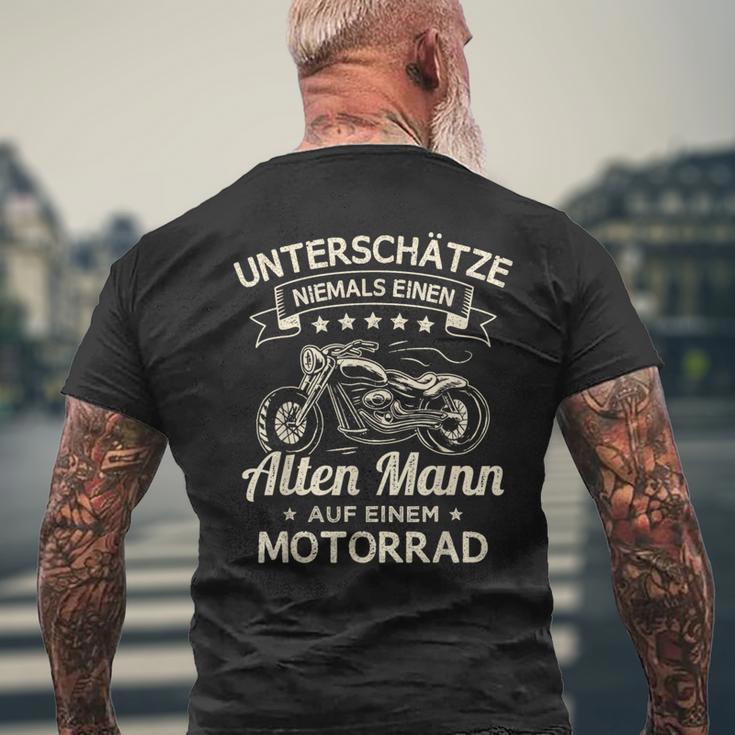 Unterschätze Niemals Einen Old Mann Auf Einem Motorrad T-Shirt mit Rückendruck Geschenke für alte Männer