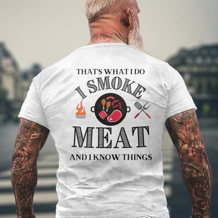 Damen Das Ist Was Ich Tue Ich Rauche Fleisch Und Ich Weiß Dinge Mit-Ausschnitt T-Shirt mit Rückendruck Geschenke für alte Männer