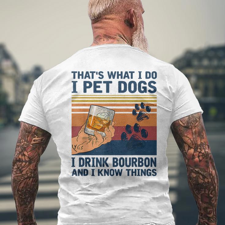 Das Ist Was Ich Mache Ich Pet Dogs Ich Trinke Bourbon Ich Weiß Dinge T-Shirt mit Rückendruck Geschenke für alte Männer