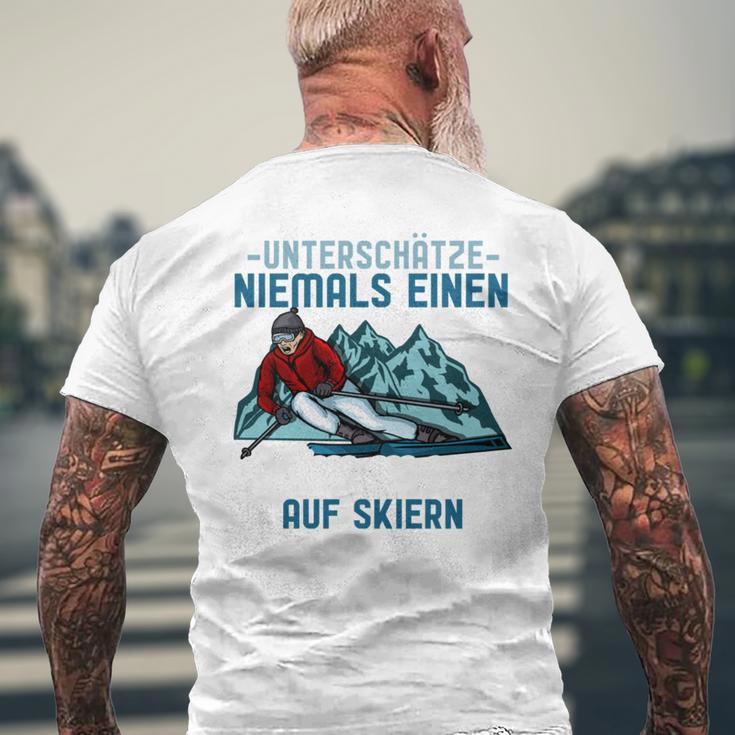 Unterschätze Niemals Einen Alten Mann Auf Skis I Skiing Long-Sleeved T-Shirt mit Rückendruck Geschenke für alte Männer