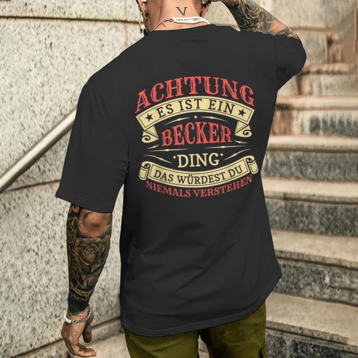 Achtung Es Ist Ein Becker Ding Last Name Plate S T-Shirt mit Rückendruck Geschenke für Ihn