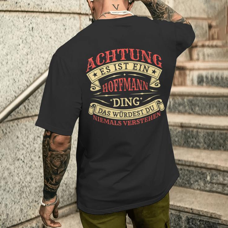 Achtung Es Ist Ein Hoffmann Ding Last Name Plate S T-Shirt mit Rückendruck Geschenke für Ihn